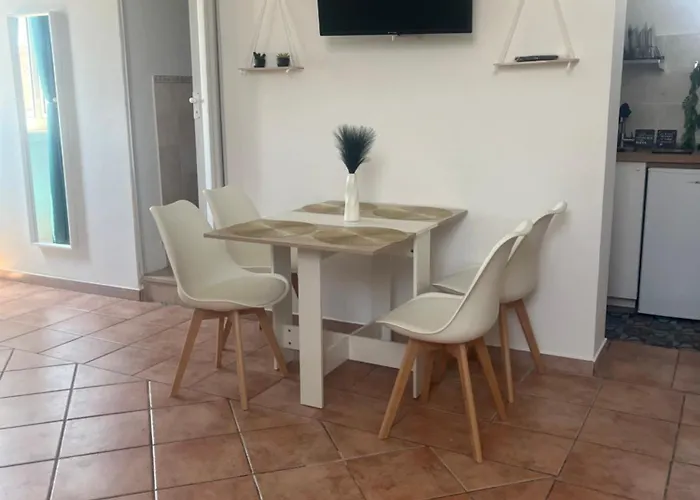 Holiday Apartment דירה *